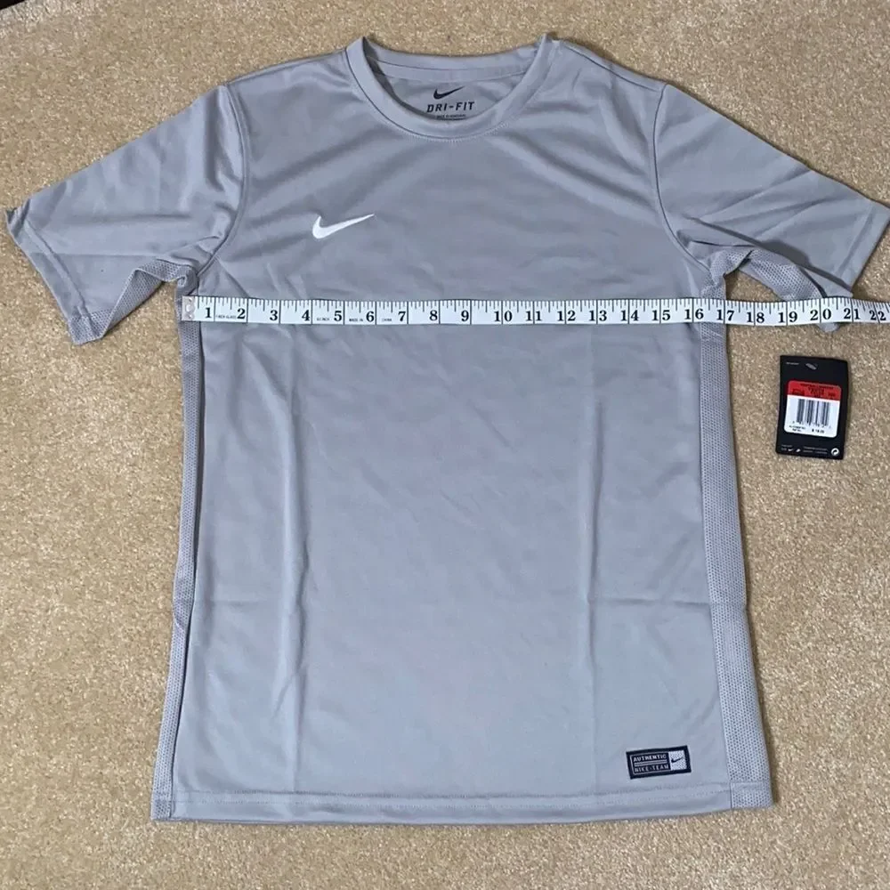 Boy’s Nike Youth Gray T-Shirt Large - NWT